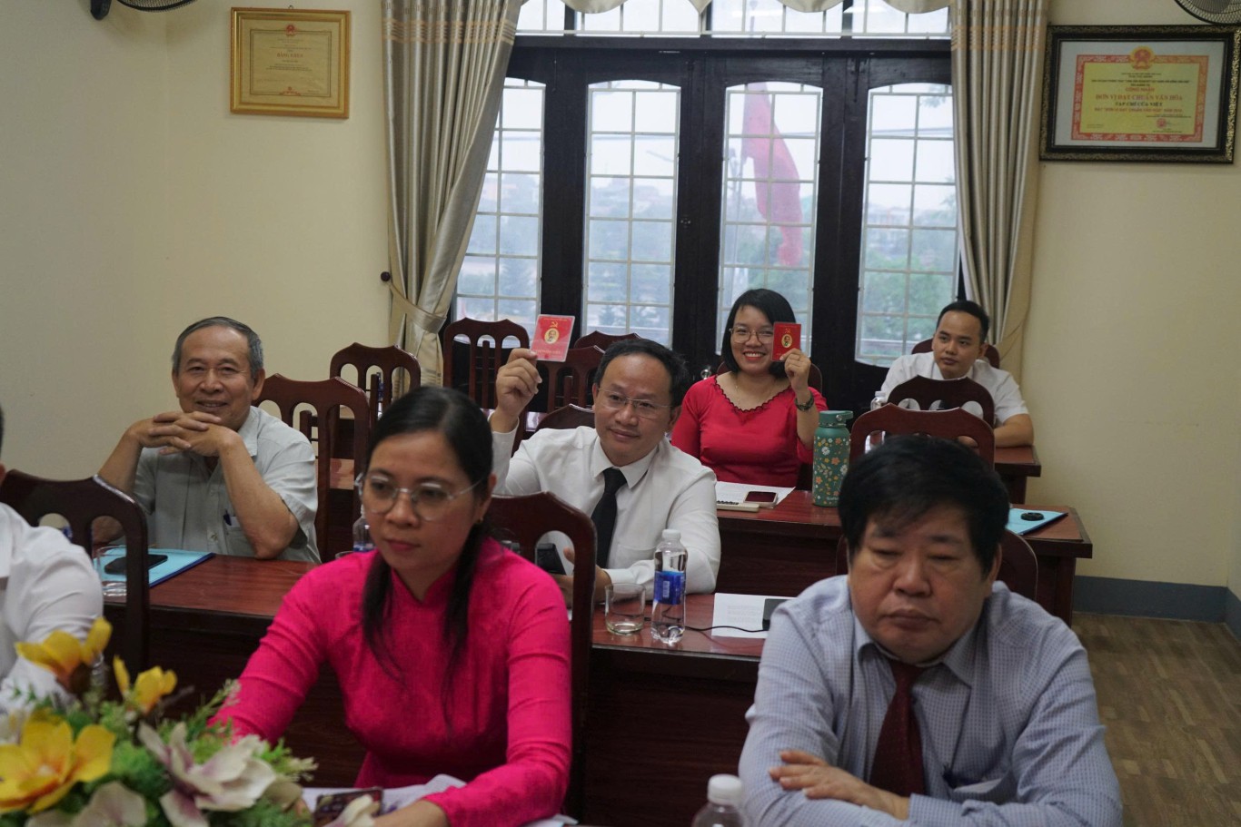 Các đảng viên trong chi bộ tham gia biểu quyết
